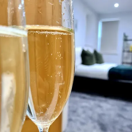 Royal Retreat - Free Parking Nearby Ultra Fast Wifi Apartment