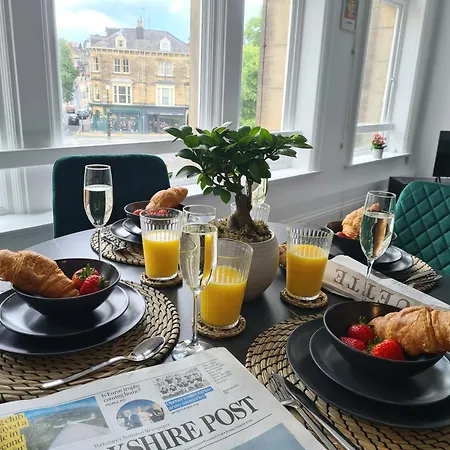 Royal Retreat - Free Parking Nearby Ultra Fast Wifi Apartment *