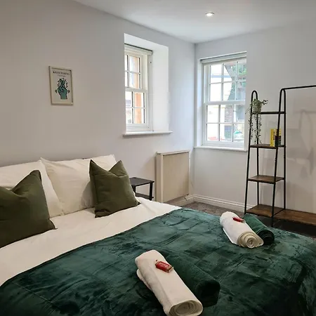 Royal Retreat - Free Parking Nearby Ultra Fast Wifi Apartment *